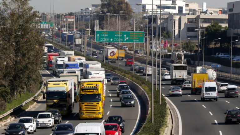 Η κυκλοφορία είχε διακοπεί και στα δύο ρεύματα , λόγω της πυρκαγιάς, από τη γέφυρα Καλυφτάκη έως τα Οινόφυτα