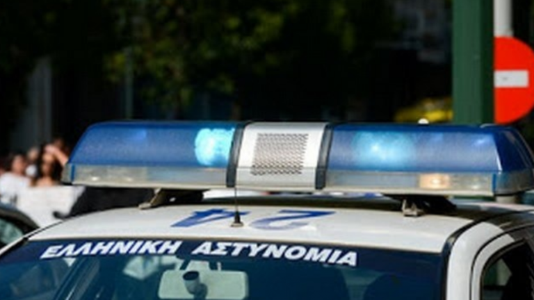 Συνελήφθη, στην Πλατεία Βικτωρίας, από αστυνομικούς της Ομάδας Άμεσης Ανταπόκρισης, 42χρονος Γερμανός, κατηγορούμενος για πορνογραφία ανηλίκων.  Σύμφωνα με την ΕΛ.ΑΣ, αστυνομικοί στο πλαίσιο στοχευμένων περιπολιών στο κέντρο της Αθήνας, εντόπισαν και πλησίασαν τον αλλοδαπό προκειμένου να τον ελέγξουν. Κατά τη διάρκεια του ελέγχου που διενεργήθηκε, βρέθηκε στην κατοχή του κινητό τηλέφωνο με περιεχόμενο πορνογραφικού υλικού ανηλίκων. Ο κατηγορούμενος, με τη δικογραφία που σχηματίστηκε σε βάρος του από το Τμήμ