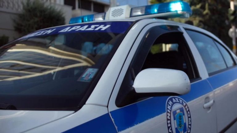 Μια ακόμα περίπτωση ενδοοικογενειακής βίας καταγράφηκε στην Κρήτη και πιο συγκεκριμένα στο Ηράκλειο. Σύμφωνα με πληροφορίες, το περιστατικό αφορά στον ξυλοδαρμό μιας 77χρονης γυναίκας από τον 44χρονο γιο της το απόγευμα της Δευτέρας. Συγγενείς της οικογένειας, ειδοποίησαν την αστυνομία που έφτασε στο σπίτι και συνέλαβε τον 44χρονο. Σύμφωνα με πληροφορίες ο άνδρας αντιμετωπίζει ψυχολογικά προβλήματα.