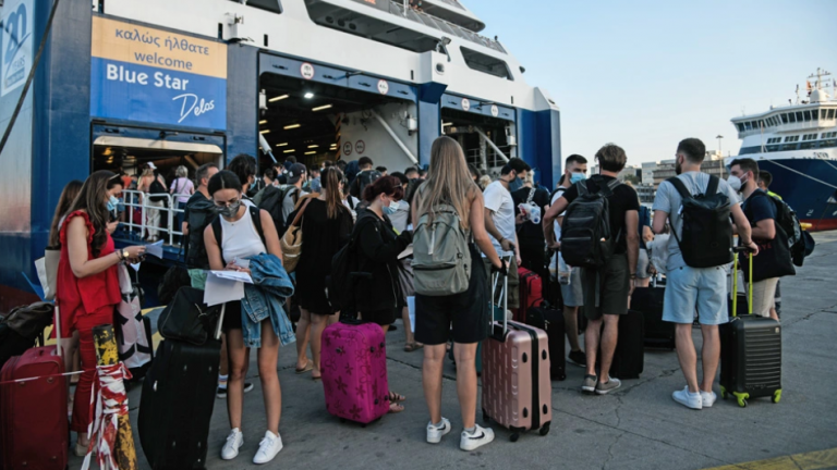 Αυξημένη είναι η κίνηση σήμερα από νωρίς το πρωί στο Λιμάνι του Πειραιά λόγω της μαζικής εξόδου των αδειούχων του Αυγούστου. Οι ουρές των αυτοκινήτων αλλά και των επιβατών στο σημείο είναι μεγάλες, χωρίς ωστόσο να παρατηρούνται ιδιαίτερες καθυστερήσεις στην επιβίβαση. Ωστόσο, οι πολίτες εμφανίζονται ενημερωμένοι σχετικά με τα έγγραφα που πρέπει να φέρουν μαζί τους προκειμένου να ταξιδέψουν, αλλά και για τη διαδικασία που πρέπει να ακολουθήσουν κατά την επιστροφή τους από τους προορισμούς τους. Υπενθυμίζεται