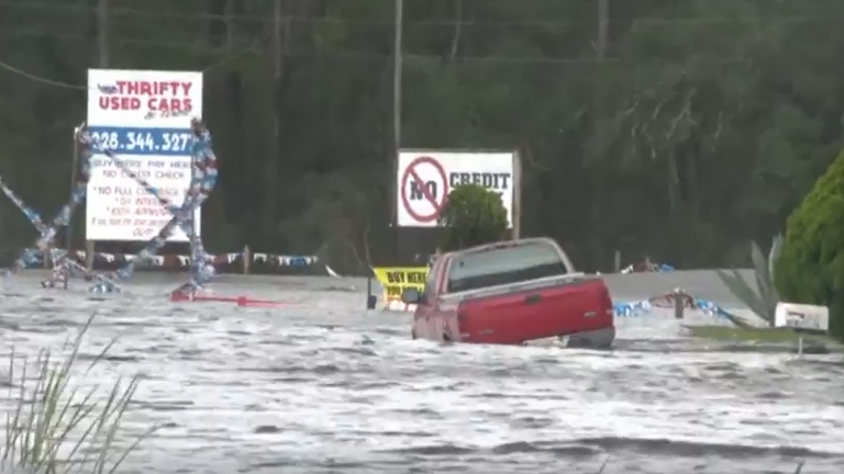 ΗΠΑ: Ένας νεκρός, διακοπές στην ηλεκτροδότηση και πλημμυρισμένοι δρόμοι από το πέρασμα του τυφώνα Άιντα