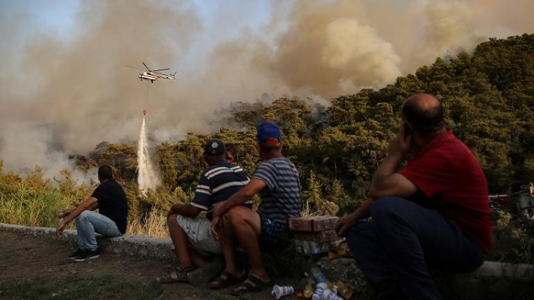 Τουρκία: Τουρίστες και κάτοικοι απομακρύνθηκαν από ξενοδοχεία και σπίτια για να γλυτώσουν από τις πυρκαγιές