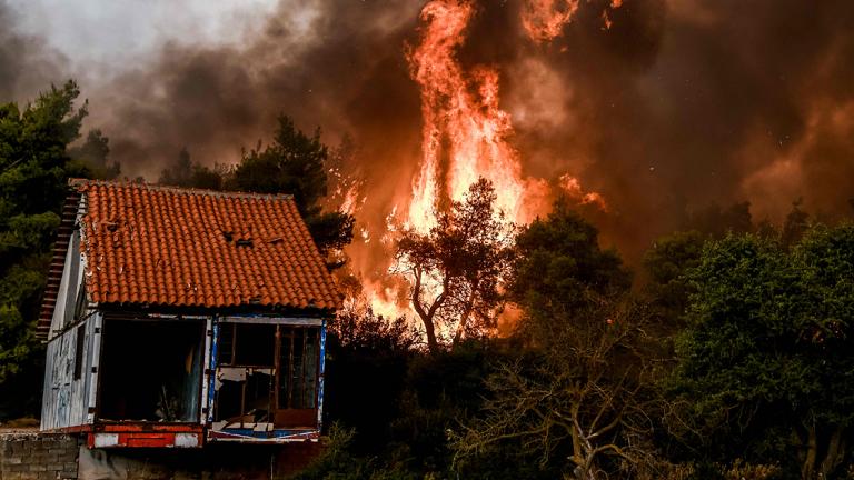 Μαίνεται η φωτιά στα Βίλια - Τεράστιο μέτωπο κοντά σε οικισμό
