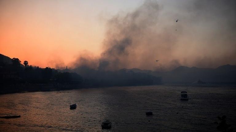 Σε επιφυλακή σκάφη του Λιμενικού λόγω της φωτιάς στην Αιγιάλεια