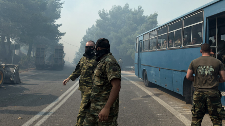 Οι Ένοπλες Δυνάμεις, ανταποκρινόμενες άμεσα στα αιτήματα της Γενικής Γραμματείας Πολιτικής Προστασίας, συμμετέχουν ενεργά, με προσωπικό και μέσα όπου ζητηθεί, στις προσπάθειες της κρατικής μηχανής για την αντιμετώπιση των πυρκαγιών και την ίδια ώρα εντατικοποιούν τις περιπολίες ανά την επικράτεια για την πρόληψή τους. Μεταξύ άλλων, οι Ένοπλες Δυνάμεις συνδράμουν στην πυρόσβεση καθώς και στη συντήρηση ιπτάμενων μέσων μετά από αποστολή, πραγματοποιούν περιπολίες και εναέρια επιτήρηση με επανδρωμένα και μη επα