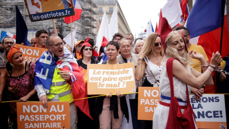Διαδηλωτές διαμαρτυρήθηκαν σήμερα σε πόλεις σε όλη τη Γαλλία, για τέταρτο συνεχόμενο Σαββατοκύριακο διαδηλώσεων, αποκηρύσσοντας αυτό που οι ίδιοι βλέπουν ως καταπιεστικό μέτρο, προκειμένου να εμβολιαστούν κατά της COVID-19 παρά τη θέλησή τους, αλλά και να επιδεικνύουν ένα πιστοποιητικό εμβολιασμού, για τις καθημερινές δραστηριότητες τους. Διαδηλώσεις διαμαρτυρίας πραγματοποιήθηκαν στους δρόμους του Παρισιού, της Νίκαιας, της Μονπελιέ και άλλων πόλεων, με τους διαδηλωτές να κρατούν πλακάτ που έγραφαν «Όχι στ