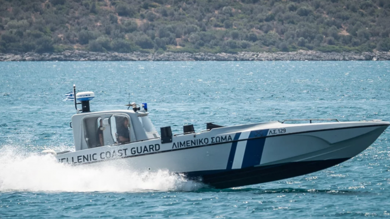 Σκάφος με 18 επιβαίνοντες βυθίστηκε -από άγνωστη μέχρι στιγμή αιτία- στη θαλάσσια περιοχή βορειοδυτικά της Μήλου.  Όλοι οι επιβαίνοντες, σύμφωνα με τις πρώτες πληροφορίες, βρίσκονται στη θάλασσα, ενώ στο σημείο σπεύδουν τρία πλωτά του Λιμενικού, δύο παραπλέοντα πλοία, ένα ιδιωτικό σκάφος, ένα ελικόπτερο του Πολεμικού Ναυτικού και ένα της Πολεμικής Αεροπορίας. Στη θαλάσσια περιοχή ο καιρός είναι καλός και πνέουν άνεμοι έντασης 4 με 5 μποφόρ.