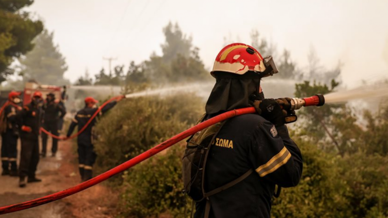 Σε εξέλιξη παραμένει η φωτιά στη Γορτυνία, με τις πυροσβεστικές δυνάμεις να προσπαθούν να την οριοθετήσουν, προκειμένου να μην επεκταθούν και απειλήσουν σπίτια.  Την ίδια ώρα, σε επιφυλακή βρίσκονται οι υγειονομικές αρχές στην Αρκαδία. Σύμφωνα με τις πληροφορίες, γιατρός του Κέντρου Υγείας Δημητσάνας βρίσκεται από χθες το απόγευμα στο κλιμάκιο της Πυροσβεστικής στη Δάφνη Αρκαδίας, για να βοηθήσει, εάν παραστεί ανάγκη, τους πυροσβέστες που επιχειρούν στην περιοχή.