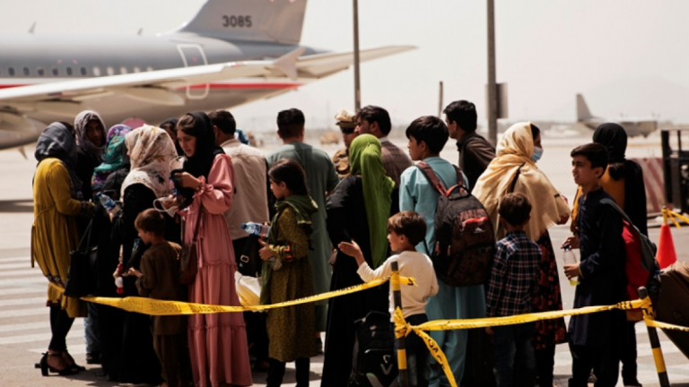 Πλήθη συνεχίζουν να είναι συγκεντρωμένα έξω από το αεροδρόμιο καθώς θέλουν απεγνωσμένα να εγκαταλείψουν τη χώρα
