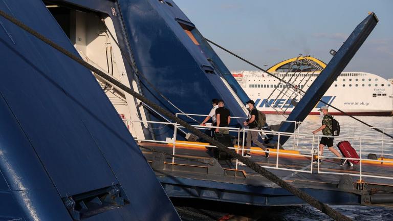 Μηχανική βλάβη στη δεξιά κύρια μηχανή, παρουσίασε το επιβατηγό οχηματαγωγό πλοίο AQUA STAR στη θαλάσσια περιοχή Καφηρέα. Το πλοίο με 375 επιβάτες, που πραγματοποιεί το δρομολόγιο Καβάλα Λήμνο- 'Αη Στράτης- Λαύριο, πλέει προς το λιμάνι του Λαυρίου με τη χρήση της αριστερής κύριας μηχανής. Αναμένεται να καταπλεύσει στο λιμάνι του Λαυρίου με μικρή καθυστέρηση. Στη θαλάσσια περιοχή πνέουν άνεμοι βόρειοι βορειοανατολικοί 7 με 8 μποφόρ.