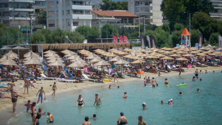 Καύσωνας: Ξεχύθηκαν στις παραλίες οι Αθηναίοι για μία «ανάσα δροσιάς»