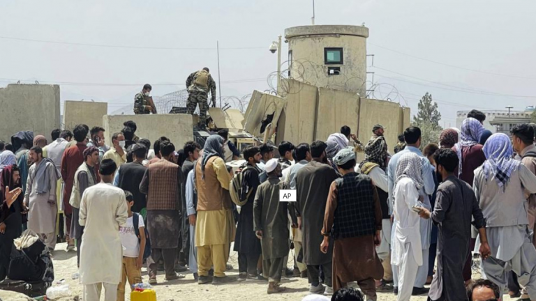 Συνολικά 12 άνθρωποι έχουν χάσει τη ζωή τους εντός και γύρω από το αεροδρόμιο της Καμπούλ, σύμφωνα με αξιωματούχους των Ταλιμπάν και του ΝΑΤΟ, από την Κυριακή που οι πρώτοι έθεσαν υπό τον έλεγχό τους την πρωτεύουσα του Αφγανιστάν, προκαλώντας τη συρροή στο αεροδρόμιο ενός φοβισμένου πλήθους που προσπαθεί να εγκαταλείψει τη χώρα. Οι θάνατοι αυτοί προκλήθηκαν είτε από πυρά είτε σε ποδοπατήματα, δήλωσε σήμερα Πέμπτη αξιωματούχος των Ταλιμπάν και κάλεσε τους ανθρώπους, οι οποίοι εξακολουθούν να συνωστίζονται στ