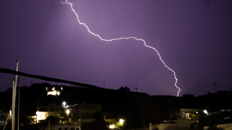 Έξι φωτιές από κεραυνούς σε Μάνδρα και Πόρτο Γερμενό