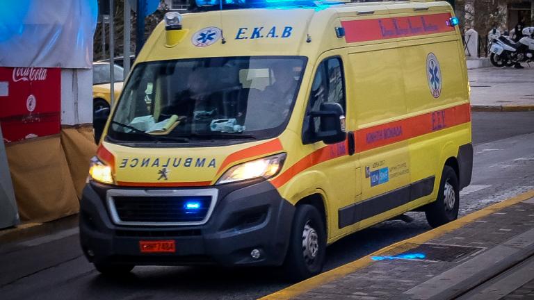 Τρεις τραυματίες από εκτροπή ασθενοφόρου-Ο ασθενής απεγκλωβίστηκε με τη συνδρομή της Πυροσβεστικής Υπηρεσίας