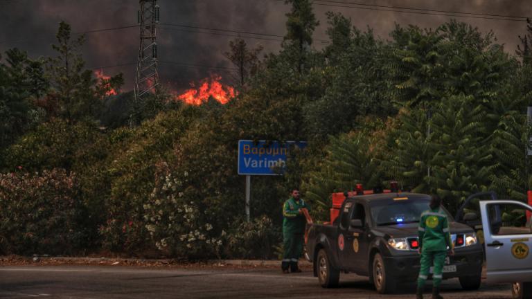 Στην πλατεία της Βαρυμπόμπης η πυρκαγιά 