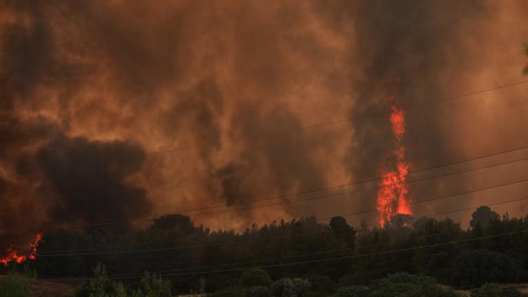 Φωτιά στη Βαρυμπόμπη: Στη μάχη και το ρωσικό Beriev-Μήνυμα από το 112 στους κατοίκους