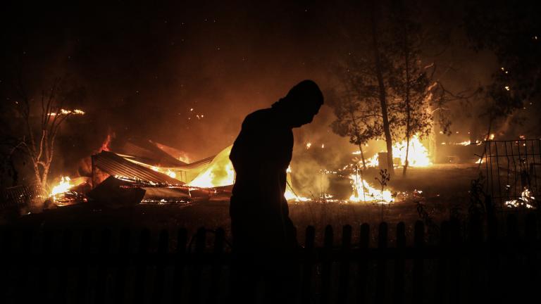 Πυρκαγιά στη Βαρυμπόμπη: Οι φλόγες καίνε τα πάντα στο πέρασμά τους 