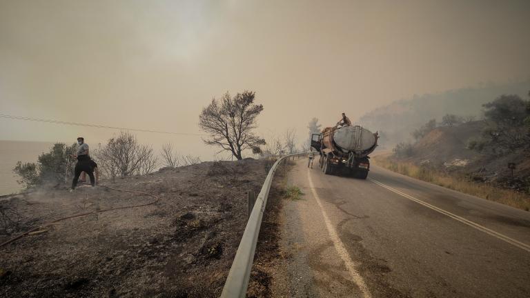 Τα εναέρια μέσα δυσκολεύονται να επιχειρήσουν πάνω από τις εστίες λόγω των πυκνών καπνών