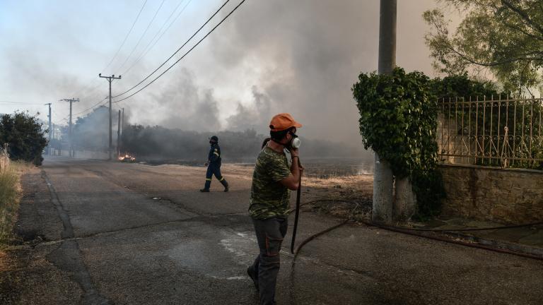 Στις φλόγες έχει παραδοθεί εργοστάσιο στις Αφίδνες με πολύ ισχυρές διαδοχικές εκρήξεις να σημειώνονται εδώ και λίγη ώρα. Η πυρκαγιά έχει ζώσει το κτίριο το οποίο και καταρρέει καθώς οι φλόγες ξεπηδούν από την οροφή. Η κατάσταση στο σημείο είναι ιδιαιτέρως επικίνδυνη καθώς υπάρχει κατοικία, οικοπεδικοί χώροι, φλεγόμενο αυτοκίνητο και επιχειρήσεις. Ανεπιβεβαίωτες πληροφορίες αναφέρουν πως πρόκειται για εργοστάσιο προπανίου, ωστόσο αυτό δεν έχει ακόμη εξακριβωθεί. Η αναζωπύρωση σημειώθηκε πριν από περίπου μια 