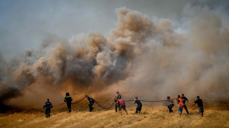 Φωτιά στην Αττική - Τιτάνια μάχη με τις αναζωπυρώσεις