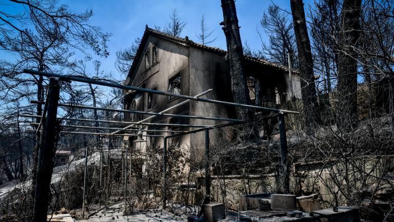 Χιλιάδες στέμματα καμένης γης και στάχτη άφησε η μεγάλη φωτιά που πέρασε από Βαρυμπόμπη, Θρακομακεδόνες, Κρυονέρι, Δροσοπηγή και Αφίδνες και χτύπησε με μανία το λεκανοπέδιο της Αττικής, καταστρέφοντας ότι έβρισκε στο πέρασμα της. Σύμφωνα με τις πρώτες εκτιμήσεις οι ζημιές είναι ανυπολόγιστες. Σε πολλά σπίτια έχουν καταρρεύσει οι κεραμοσκεπές και πλέον δεν είναι κατοικήσιμα. Πολλές ηλεκτρικές συσκευές και έπιπλα έχουν καταστραφεί ολοσχερώς με τους ιδιοκτήτες να τα μεταφέρουν σε εξωτερικό χώρο, προκειμένου να