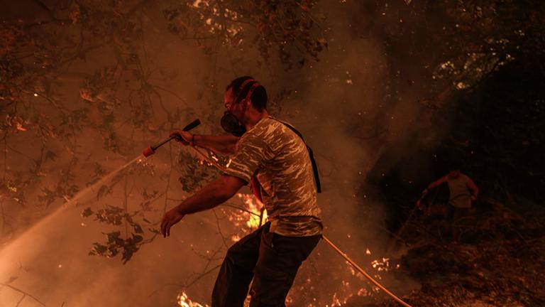 Απειλούνται τα χωριά Γαλατσώνα, Αβγαριά, Ασμίνι στη Β. Εύβοια: - Κοντά στην Ιστιαία η φωτιά