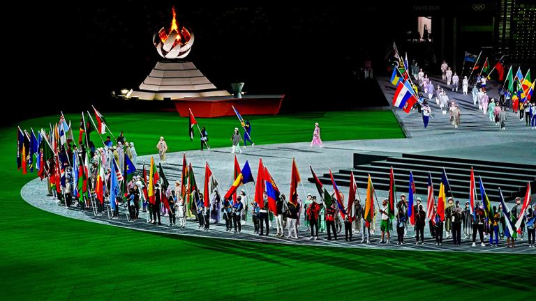Ολυμπιακοί αγώνες στο Τόκιο: Δείτε εικόνες και βίντεο από την τελετή λήξης και την παράδοση της Ολυμπιακής σημαίας στην Δήμαρχο του Παρισιού