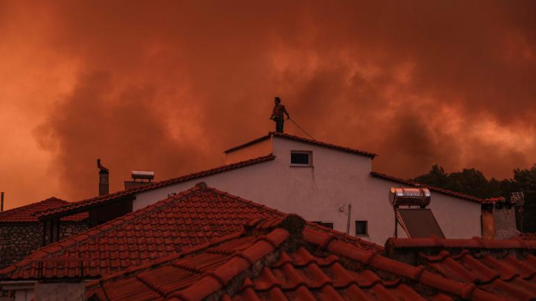 Φωτιά στην Εύβοια: Καίγονται σπίτια - Ένα βήμα πριν τη θάλασσα οι φλόγες