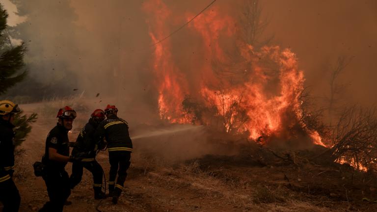 Οι αναζωπυρώσεις είναι επίσης συνεχείς στα χωριά Γούβες, Γαλατσάδες και Καστρί