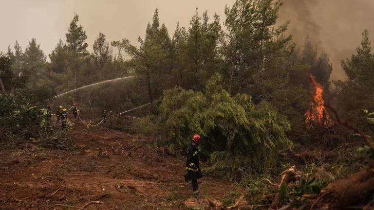 Με δεξαμενόπλοιο κουβαλούν νερό για τα πυροσβεστικά 