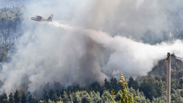 Σε εξέλιξη η φωτιά στα Βίλια - Οριοθετήθηκε η πυρκαγιά στην Κερατέα