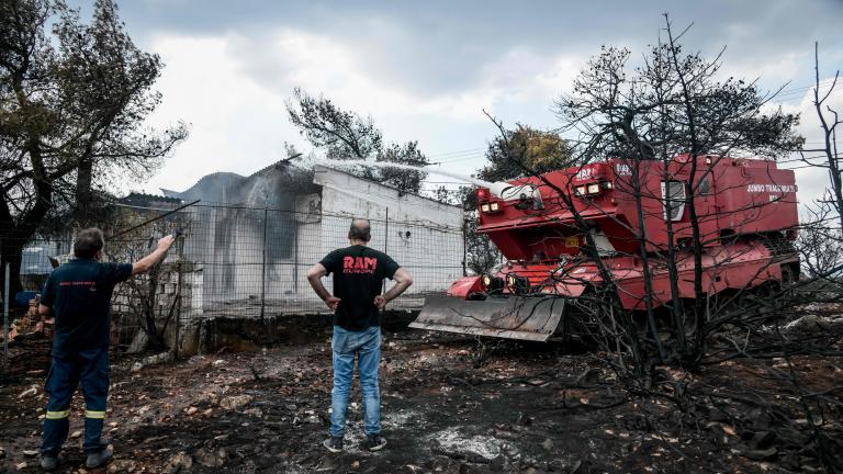 Ανεξέλεγκτη μαίνεται η πυρκαγιά στα Βίλια - Συνεχίζεται η σκληρή μάχη με τις φλόγες