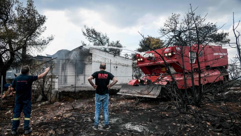 Ανεξέλεγκτη μαίνεται η πυρκαγιά στα Βίλια - Συνεχίζεται η σκληρή μάχη με τις φλόγες