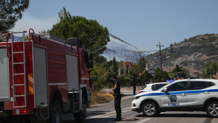 Μεγάλη αναζωπύρωση της φωτιάς στο Δήμο Καρύστου σημειώθηκε πριν από λίγη ώρα.  Η αναζωπύρωση φαίνεται να ξεκίνησε από μια σπίθα, ενώ οι άνεμοι είναι τόσο ισχυροί που μπορεί να θέσουν την κατάσταση εκτός ελέγχου.  Νωρίτερα από την Πυροσβεστική είχε γίνει γνωστό ότι φωτιά στην περιοχή Φηγιά οριοθετήθηκε. Στην περιοχή συνεχίζουν να επιχειρούν 64 πυροσβέστες με 26 οχήματα, μια ομάδα πεζοπόρου τμήματος, ενώ από αέρος συνδράμουν 9 ελικόπτερα και ένα αεροσκάφος. Συνδρομή παρείχαν νωρίτερα και 2 Σινούκ της Αεροπορί