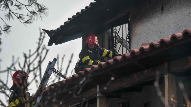 Ανεξέλεγκτη η φωτιά στα Βίλια-Κάηκαν σπίτια: Ενισχύονται συνεχώς οι πυροσβεστικές δυνάμεις