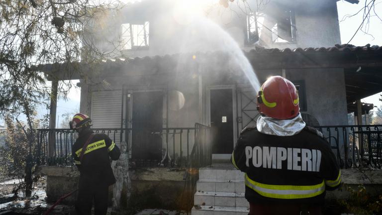 Σε ύφεση η φωτιά στα Βίλια - Κάηκαν σπίτια στον οικισμό του Προφήτη Ηλία
