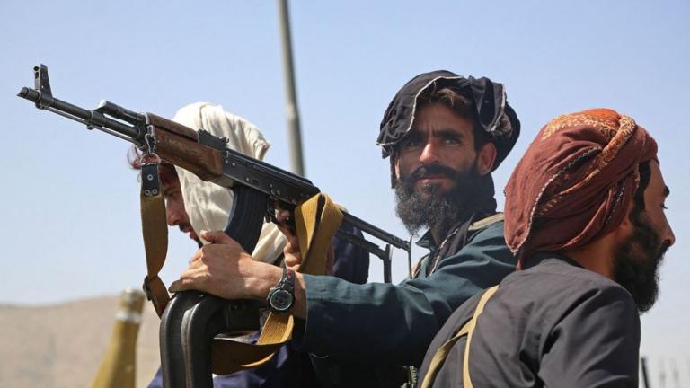 Δυνάμεις πιστές στον πρώην αντιπρόεδρο του Αφγανιστάν, τον Αμρούλα Σάλεχ, ενεπλάκησαν σε συγκρούσεις με σχηματισμούς των Ταλιμπάν στην Παντσίρ, βόρεια της Καμπούλ, τη μοναδική περιοχή που δεν έχει πέσει στα χέρια των ισλαμιστών ανταρτών, μετέδωσε χθες Τρίτη το τηλεοπτικό δίκτυο Αλ Άλαμ. Σύμφωνα με τις πληροφορίες του, οι δυνάμεις του κ. Σάλεχ ανέκτησαν την περιοχή Τσαρικάρ, στην επαρχία Παρουάν. Οδός στρατηγικής σημασίας διέρχεται από την Τσαρικάρ και τη σήραγγα Σαλάνγκ, που συνδέει την Καμπούλ με τη Μαζάρ-
