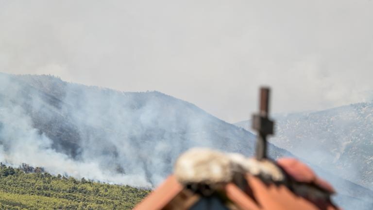 Δήμαρχος Λαυρεωτικής: «Παραμένουμε σε επιφυλακή» Σημειώνεται παράλληλα ότι σε επιφυλακή παρέμειναν όλη τη νύχτα οι Δήμοι Σαρωνικού και Λαυρεωτικής, λόγω της πυρκαγιάς που ξέσπασε χθες το πρωί στην περιοχή Μαρκάτι της Κερατέας.  Η φωτιά δυνάμωσε λόγω των ανέμων, όμως προς το απόγευμα οι εναέριες και επίγειες δυνάμεις κατάσβεσης, κατάφεραν να τη θέσουν υπό έλεγχο. Το προσωπικό και τα οχήματα πυρασφάλειας των δύο δήμων, καθώς και πολυάριθμοι εθελοντές επιχειρούσαν όλη την ημέρα σε συντονισμό με την Πολιτική Πρ