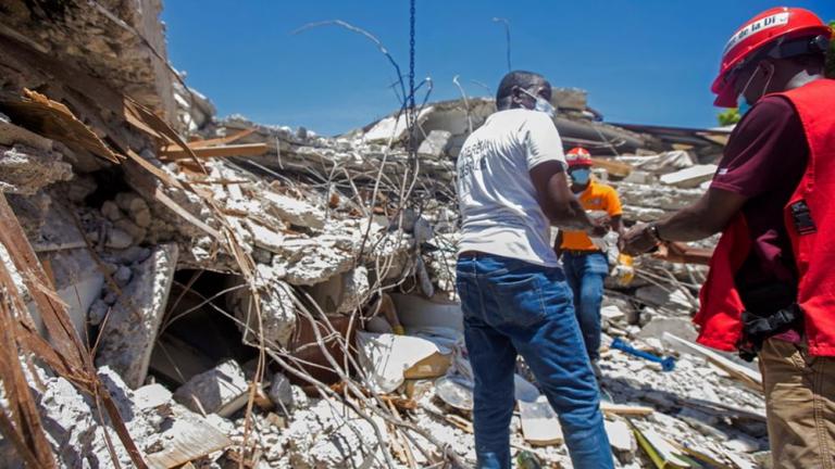 Τεταμένο είναι σήμερα το κλίμα στην Αϊτή, μία εβδομάδα μετά τον καταστροφικό σεισμό που είχε ως αποτέλεσμα τον θάνατο περισσότερων από 2000 ανθρώπων
