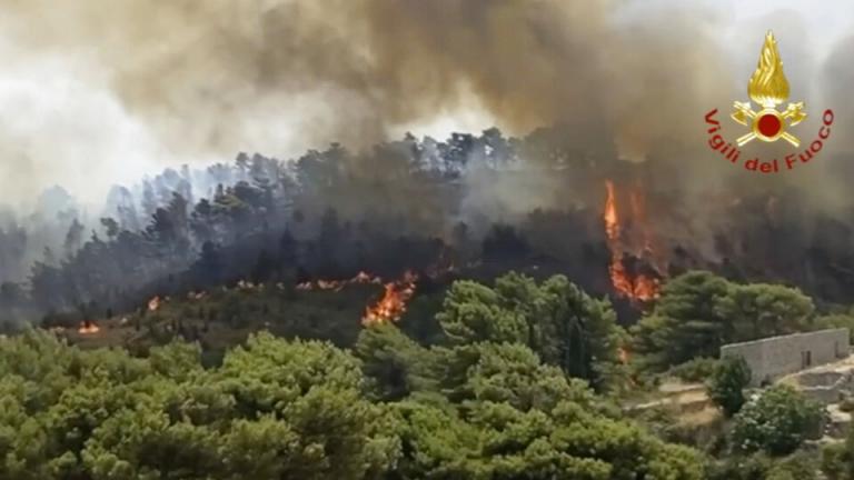 Πυρκαγιά εκδηλώθηκε ανατολικά της Ρώμης, απομακρύνονται κάτοικοι 