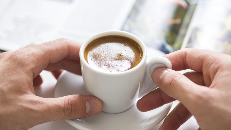 Η καθημερινή κατανάλωση καφέ μειώνει τον κίνδυνο για εγκεφαλικό, θάνατο από καρδιαγγειακή νόσο ή άλλη αιτία