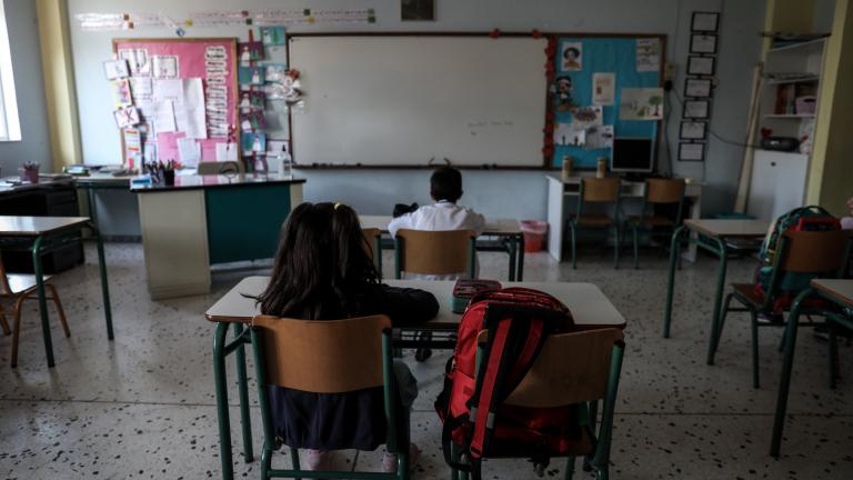 Μανωλόπουλος: Λάθος να μπαίνουν στις τάξεις ανεμβολίαστοι εκπαιδευτικοί