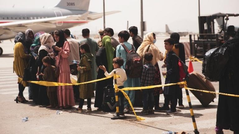 Αφγανιστάν: Πάνω από 10.000 άνθρωποι περιμένουν στο αεροδρόμιο της Καμπούλ για να φύγουν από τη χώρα
