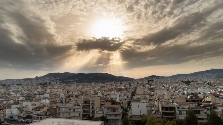 Βροχερό το σκηνικό του καιρού στη νησιωτική χώρα, ενώ στις υπόλοιπες περιοχές θα είναι γενικά αίθριος και θα σημειωθεί άνοδος της θερμοκρασίας