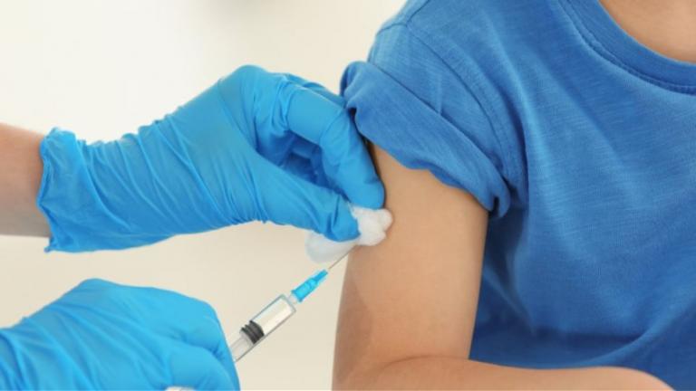 Βρετανία: Δεν έχει ληφθεί ακόμη απόφαση για τον εμβολιασμό υγιών παιδιών κατά της Covid-19