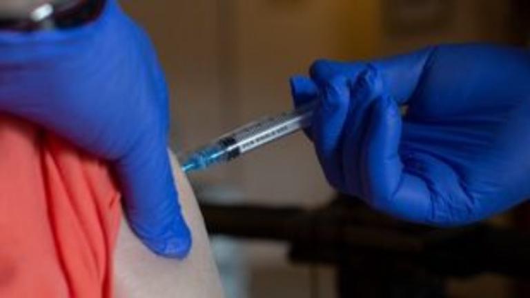 Ο πλήρης εμβολιασμός μειώνει στο μισό τον κίνδυνο για μακρόχρονη Covid-19