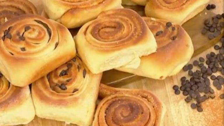 Γλυκά ρολά κανέλας και σοκολάτας