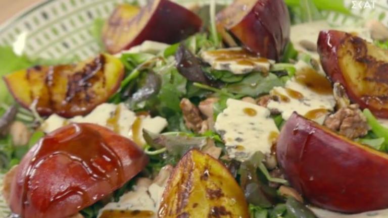 Σαλάτα με ψητά ροδάκινα & μπλε τυρί 