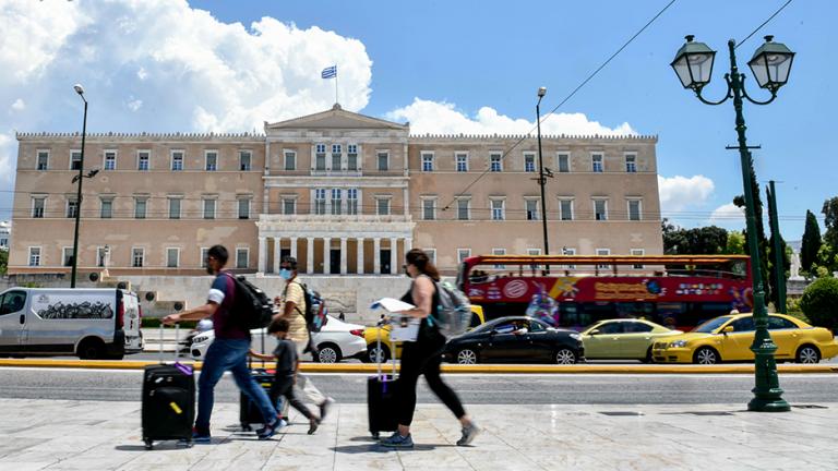 Τι θα ισχύει από τη Δευτέρα για μετακινήσεις προς ηπειρωτικούς και νησιωτικούς προορισμούς με αεροπλάνα, πλοία, τρένα και ΚΤΕΛ