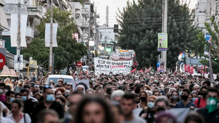 Ολοκληρώθηκε η μαζική αντιφασιστική πορεία για τα 8 χρόνια από την δολοφονία του Παύλου Φύσσα. Με κεντρικά συνθήματα «Ο Παύλος ζει τσακίστε τους ναζί» και «8 χρόνια. Μην τους φοβάσαι,στον φόβο σου ποντάρουν» αντιφασιστικές, αντιρατσιστικές συλλογικότητες, οργανώσεις και κόμματα της Αριστεράς, το ΠΑΜΕ, εργατικά σωματεία, και συλλογικότητες του αντιεξουσιαστικού χώρου, συγκεντρώθηκαν αρχικά στο μνημείο του Παύλου Φύσσα στο Κερατσίνι και στη συνέχεια κατευθύνθηκαν μέχρι τη Νίκαια. Στην κεφαλή της πορείας βρισκ